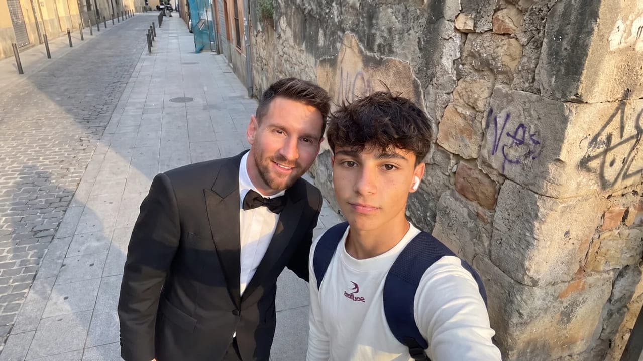 Selfie z piłkarzem w garniturze w wąskiej uliczce